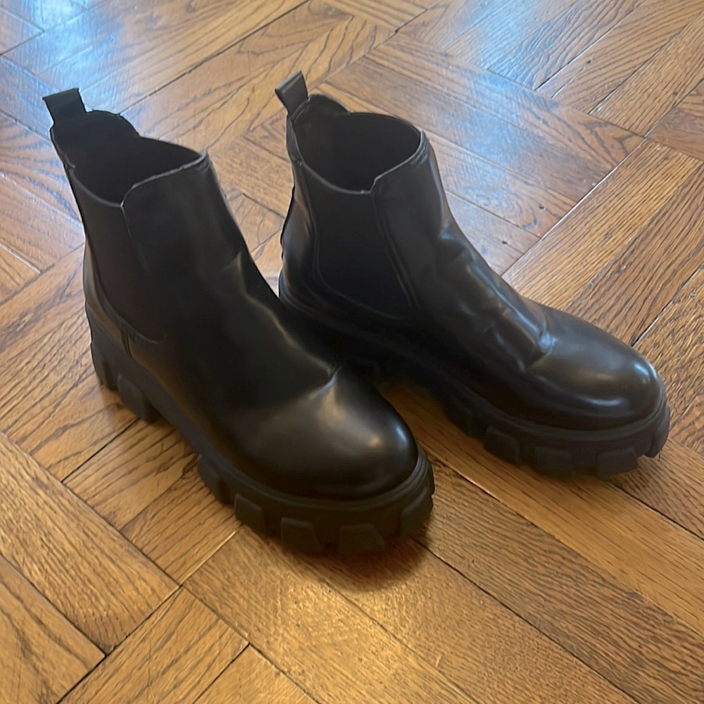 Circus by Sam Edelman Chelsea Boot with platform chunky heel